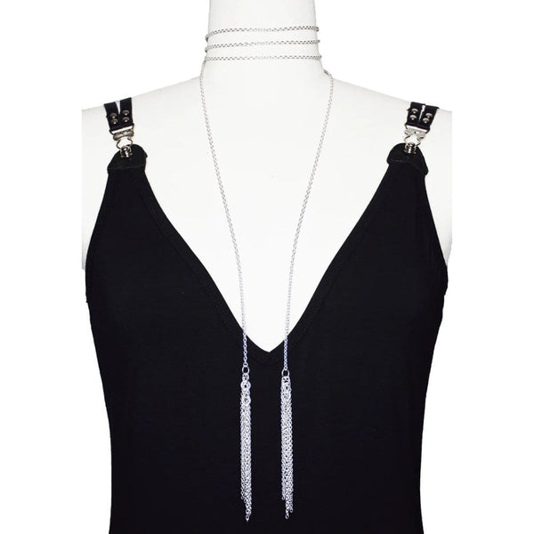 Collier Lalita en argent massif avec une chaîne, agrémentée de pampilles suspendues de chaque côté. Une pièce élégante et moderne, ajoutant du style et de la sophistication au débardeur noir.