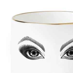 Une tasse en porcelaine blanche captivante, ornée d'un singe dessiné avec précision à la feutrine. Le singe taquine de manière espiègle, passant sa langue sur ses lèvres. L'illustration, réalisée avec finesse à l'aide d'un stylo à pointe fine, évoque le style Provocateur et puise son inspiration dans Ilona Staller.