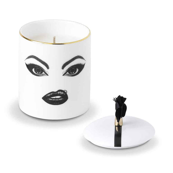 Bougie en porcelaine de chine avec un visage rebelle peint à la feutrine fine, maquillé, en noir et blanc avec un piercing