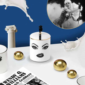 Bougie en porcelaine de chine avec un visage rebelle peint à la feutrine fine, maquillé, en noir et blanc avec un piercing