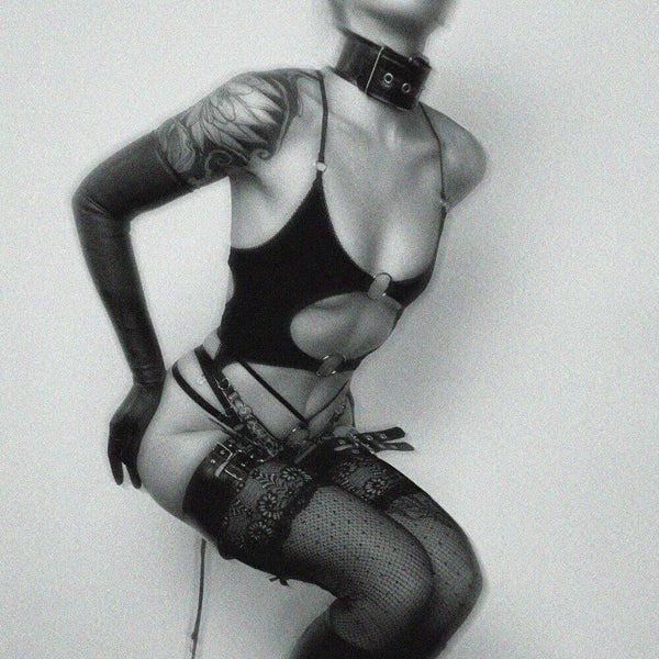 Soutien-gorge souple Eros en jersey extensible avec coupe ouverte, élastique picot, anneaux métalliques argentés, dos noué et bretelles réglables pour un ajustement parfait.