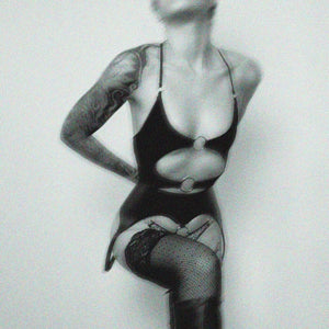 Lingerie en jersey extensible alliant douceur et provocation. Coupe ouverte avec anneaux métalliques argentés, élastique picot, noué au dos et bretelles réglables pour un ajustement personnalisé.