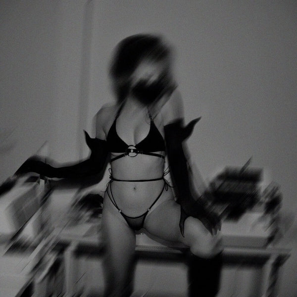Soutien-gorge souple Elektra LETHE Intimates – Lingerie polyvalente en matières douces et extensibles, avec élastique picot et bretelles réglables. Détail métallique argenté central pour une touche élégante et fétichiste.