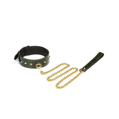 Collier laisse en cuir vert de la marque Liebe Seele, avec rivets décoratifs, boucle réglable et anneau métallique doré, présenté sur fond clair dans l’univers Brigade Mondaine Paris.