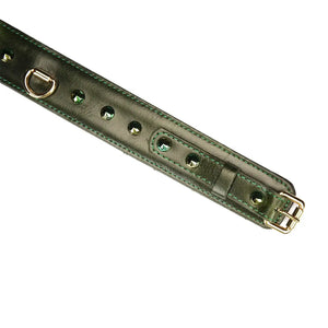 Collier laisse en cuir vert de la marque Liebe Seele, avec rivets décoratifs, boucle réglable et anneau métallique doré, présenté sur fond clair dans l’univers Brigade Mondaine Paris.