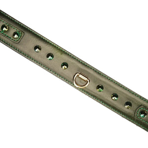 Collier laisse en cuir vert de la marque Liebe Seele, avec rivets décoratifs, boucle réglable et anneau métallique doré, présenté sur fond clair dans l’univers Brigade Mondaine Paris.