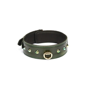 Collier laisse en cuir vert de la marque Liebe Seele, avec rivets décoratifs, boucle réglable et anneau métallique doré, présenté sur fond clair dans l’univers Brigade Mondaine Paris.