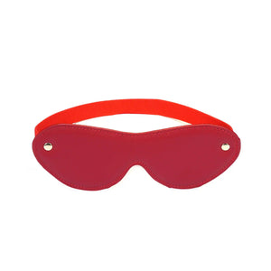 Bandeau Crimson Desire de la marque Liebe Seele, en cuir rouge avec sangle élastique assortie, présenté à plat sur fond clair dans l’univers Brigade Mondaine Paris.