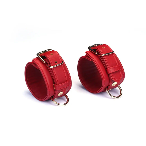 Kit menottes Crimson Desire de la marque Liebe Seele, composé de deux menottes en cuir rouge avec boucles réglables et anneaux métalliques, présenté sur fond clair dans l’univers Brigade Mondaine Paris.