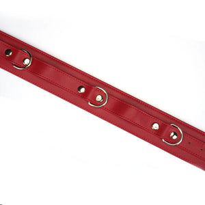 Kit menottes Crimson Desire de la marque Liebe Seele, composé de deux menottes en cuir rouge avec boucles réglables et anneaux métalliques, présenté sur fond clair dans l’univers Brigade Mondaine Paris.