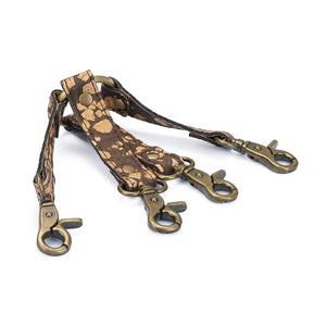Hogtie vegan Café LIEBE SEELE avec sangles texturées brun moucheté, anneaux et mousquetons métalliques, présenté à plat sur fond blanc, vue produit détaillée