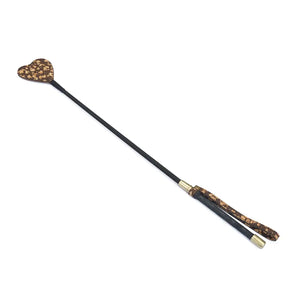 Cravache vegan Café LIEBE SEELE avec tige fine noire, palette en forme de cœur brun moucheté et poignée assortie, présentée sur fond blanc en vue produit détaillée