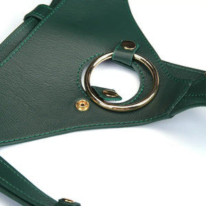 Strap-On en cuir Mossy Chic LIEBE SEELE avec harnais ajustable, boucles métalliques et finitions soignées, présenté à plat sur fond blanc en vue produit détaillée