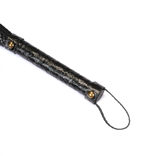 Fouet en cuir embossé croco noir LIEBE SEELE avec manche gainé, présenté sur fond blanc