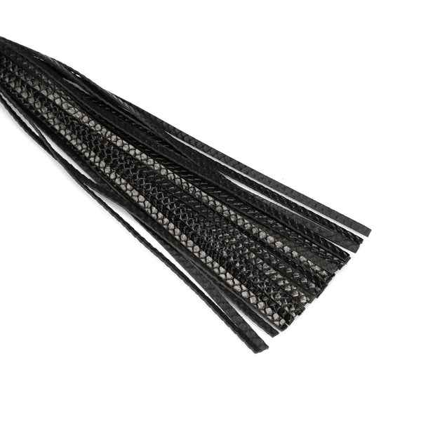 Fouet en cuir embossé croco noir LIEBE SEELE avec manche gainé, présenté sur fond blanc