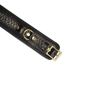 Menottes en cuir embossé croco noir LIEBE SEELE avec doublure intérieure et chaîne dorée, sur fond blanc