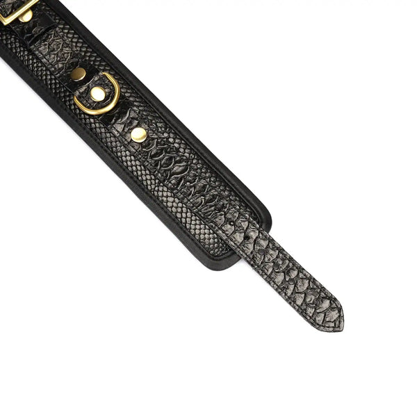 Menottes en cuir embossé croco noir LIEBE SEELE avec doublure intérieure et chaîne dorée, sur fond blanc