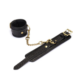 Menottes en cuir embossé croco noir LIEBE SEELE avec doublure intérieure et chaîne dorée, sur fond blanc