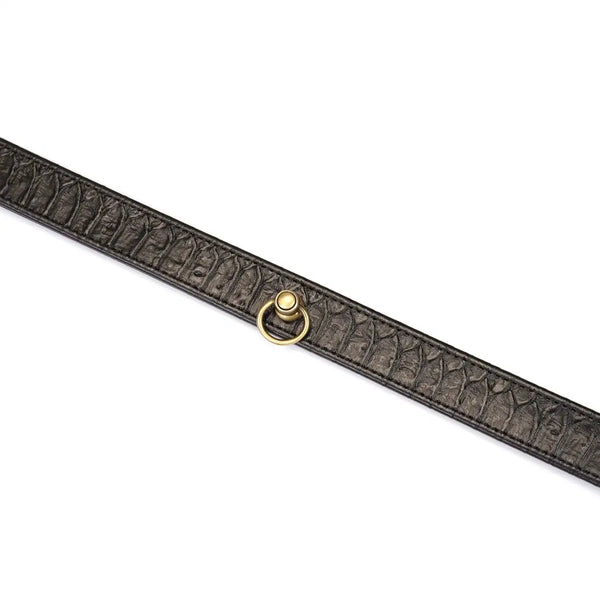 Collier laisse en cuir embossé croco noir LIEBE SEELE avec chaîne dorée et mousqueton, présenté sur fond blanc