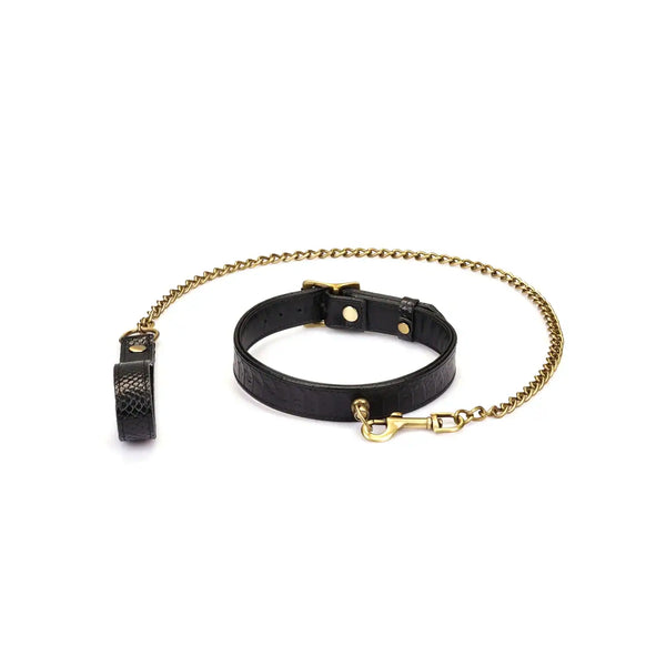 Collier laisse en cuir embossé croco noir LIEBE SEELE avec chaîne dorée et mousqueton, présenté sur fond blanc