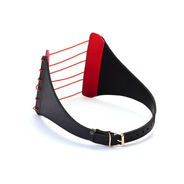 Harnais Punishing en cuir noir LIEBE SEELE avec larges panneaux structurés, laçage frontal et boucle métallique réglable, présenté sur fond blanc en vue produit