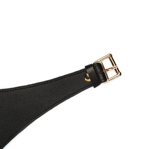 Harnais Punishing en cuir noir LIEBE SEELE avec larges panneaux structurés, laçage frontal et boucle métallique réglable, présenté sur fond blanc en vue produit