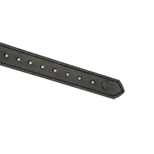 Harnais Punishing en cuir noir LIEBE SEELE avec larges panneaux structurés, laçage frontal et boucle métallique réglable, présenté sur fond blanc en vue produit