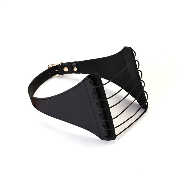 Harnais Punishing en cuir noir LIEBE SEELE avec larges panneaux structurés, laçage frontal et boucle métallique réglable, présenté sur fond blanc en vue produit