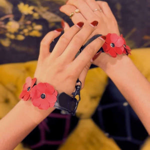 Photo de Menottes en Cuir Noir avec des Fleurs en Cuir Rouge reliées par une Chaîne
