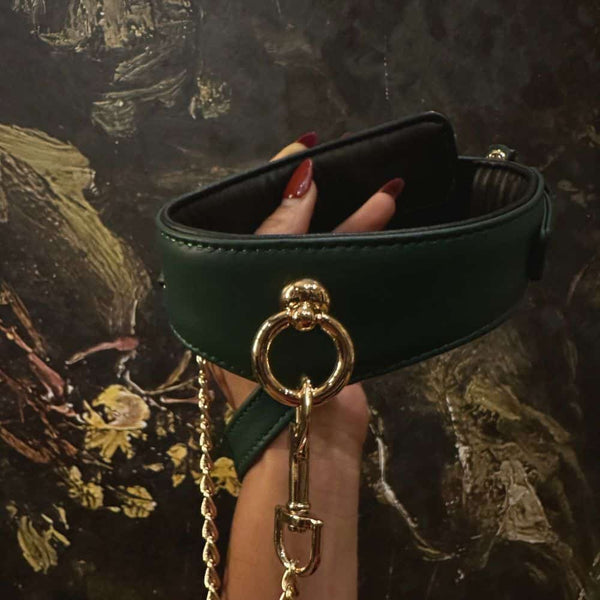 Photo d'un Collier incurvé en Cuir Vert de Devant avec une Laisse En Cuir Vert Avec Chaîne Dorée