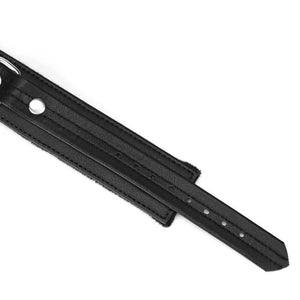 Détail du Packshot du Collier en Cuir Noir Mis à Plat avec Anneaux Argentés Mis à Plat