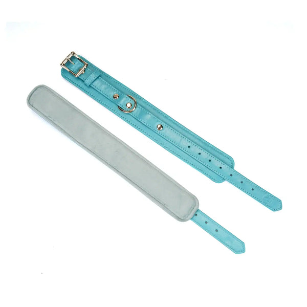 Menottes Agneau Bleu LIEBE SEELE en cuir bleu doublé agneau clair avec fermeture réglable, anneaux métalliques et chaîne dorée, photographiées sur fond blanc