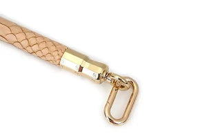 Barre d’écartement Snake BDSM LIEBE SEELE avec revêtement clair à motif reptile et mousquetons métalliques, accessoire haut de gamme proposé par Brigade Mondaine, sur fond blanc.