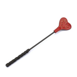 Cravache courte en cuir rouge avec tête en cœur et rivets métalliques rouges – Liebe Seele