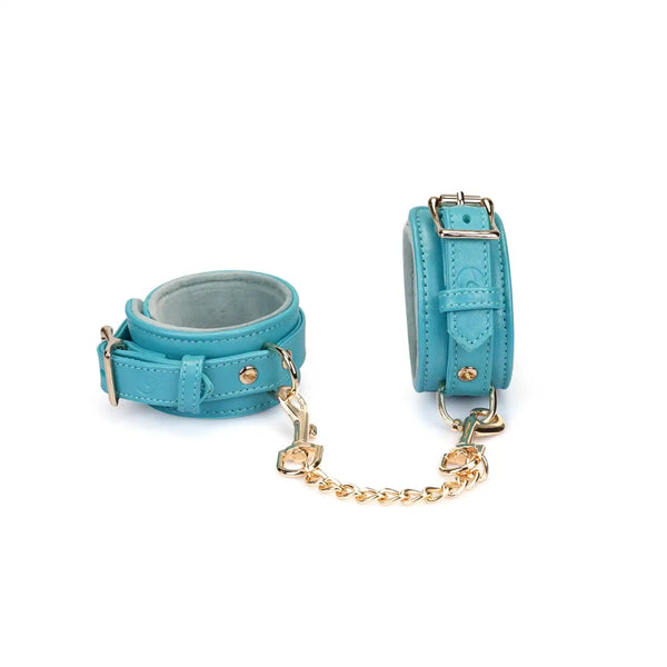 Menottes Agneau Bleu LIEBE SEELE en cuir bleu doublé agneau clair avec fermeture réglable, anneaux métalliques et chaîne dorée, photographiées sur fond blanc