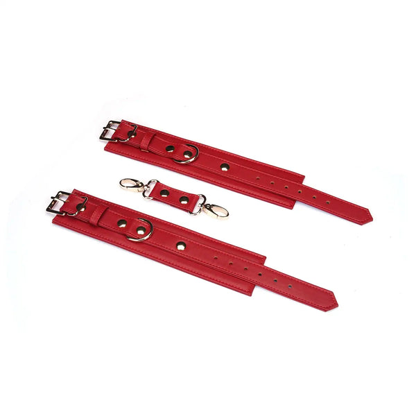 Menottes Crimson Desire LIEBE SEELE en cuir rouge avec doublure intérieure, boucles réglables et chaîne métallique dorée, présentées sur fond blanc en vue produit détaillée