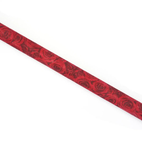 Barre d’écartement Kinbaku BDSM LIEBE SEELE avec revêtement rouge à motifs et mousquetons métalliques, accessoire haut de gamme sélectionné par Brigade Mondaine, sur fond blanc.