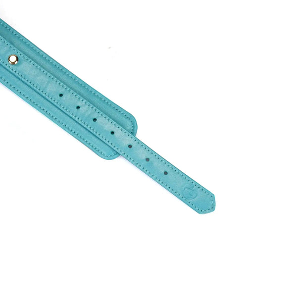 Menottes Agneau Bleu LIEBE SEELE en cuir bleu doublé agneau clair avec fermeture réglable, anneaux métalliques et chaîne dorée, photographiées sur fond blanc