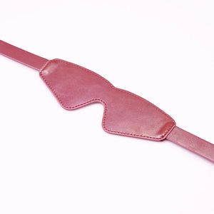 Masque Lustre Rosa LIEBE SEELE en cuir rose brillant avec forme couvrante, sangle réglable et finitions soignées, présenté sur fond blanc en vue produit