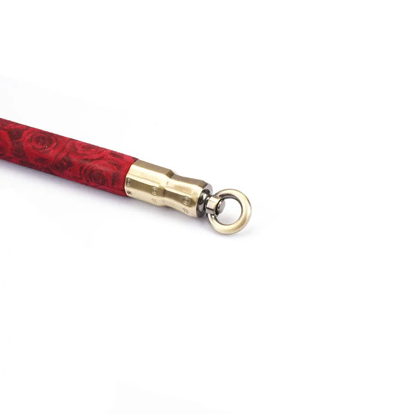 Barre d’écartement Kinbaku BDSM LIEBE SEELE avec revêtement rouge à motifs et mousquetons métalliques, accessoire haut de gamme sélectionné par Brigade Mondaine, sur fond blanc.