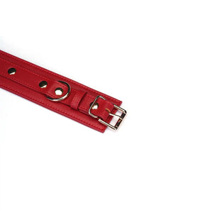 Menottes Crimson Desire LIEBE SEELE en cuir rouge avec doublure intérieure, boucles réglables et chaîne métallique dorée, présentées sur fond blanc en vue produit détaillée