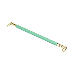 Barre d’écartement Fairy BDSM LIEBE SEELE avec revêtement vert d’eau et mousquetons métalliques dorés, accessoire haut de gamme proposé par Brigade Mondaine, sur fond blanc.