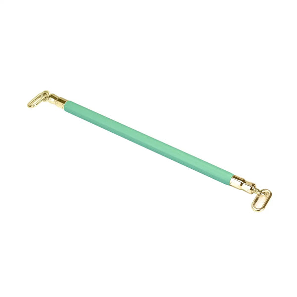 Barre d’écartement Fairy BDSM LIEBE SEELE avec revêtement vert d’eau et mousquetons métalliques dorés, accessoire haut de gamme proposé par Brigade Mondaine, sur fond blanc.