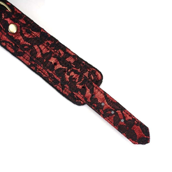 Collier de bondage Victorian Garden en dentelle noire et cuir vegan rouge, avec détails dorés et laisse amovible. Élégant, confortable et ajustable, idéal pour des jeux BDSM raffinés.
