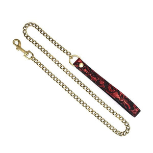 Collier de bondage Victorian Garden en dentelle noire et cuir vegan rouge, avec détails dorés et laisse amovible. Élégant, confortable et ajustable, idéal pour des jeux BDSM raffinés.