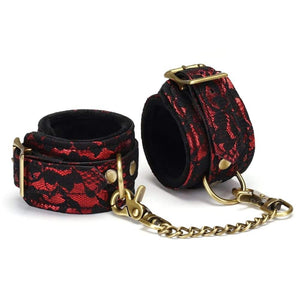Menottes de bondage Victorian Garden en cuir vegan rouge et dentelle noire, avec doublure en fausse fourrure et détails dorés. Confortables, ajustables et reliées par une chaîne détachable.