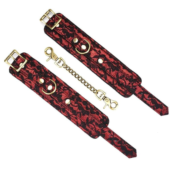 Menottes de bondage Victorian Garden en cuir vegan rouge et dentelle noire, avec doublure en fausse fourrure et détails dorés. Confortables, ajustables et reliées par une chaîne détachable.
