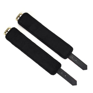 Menottes de bondage Victorian Garden en cuir vegan rouge et dentelle noire, avec doublure en fausse fourrure et détails dorés. Confortables, ajustables et reliées par une chaîne détachable.