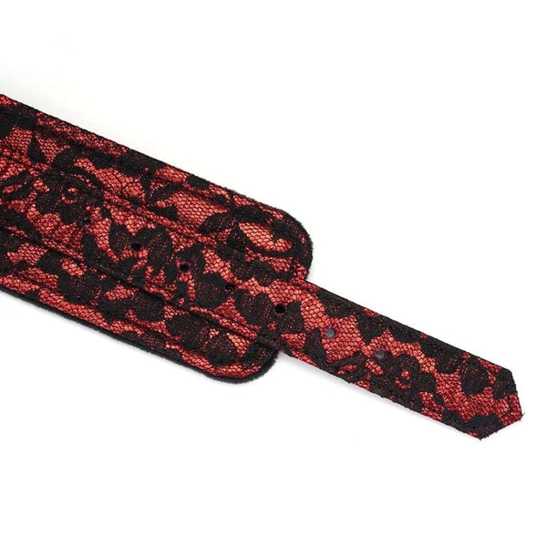 Menottes de bondage Victorian Garden en cuir vegan rouge et dentelle noire, avec doublure en fausse fourrure et détails dorés. Confortables, ajustables et reliées par une chaîne détachable.