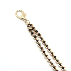 Chaîne avec pinces à tétons couleur or et perles noires, parfait pour le BDSM. Pinces réglables avec embouts en caoutchouc. Clip à dégagement rapide compatible avec différents colliers. Fabriqué en Chine.